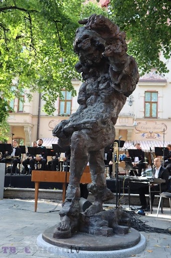 Пам'ятник Францу Ксаверу Моцарту (пл. Євгена Маланюка, 17)